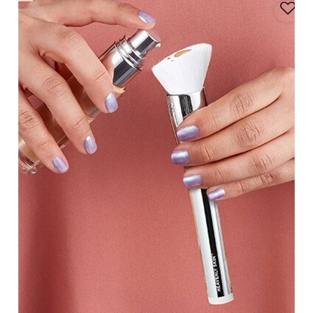 It Heavenly Skin Skin smoothing complexion brush No 704 new‎ in box $49 MSRP
